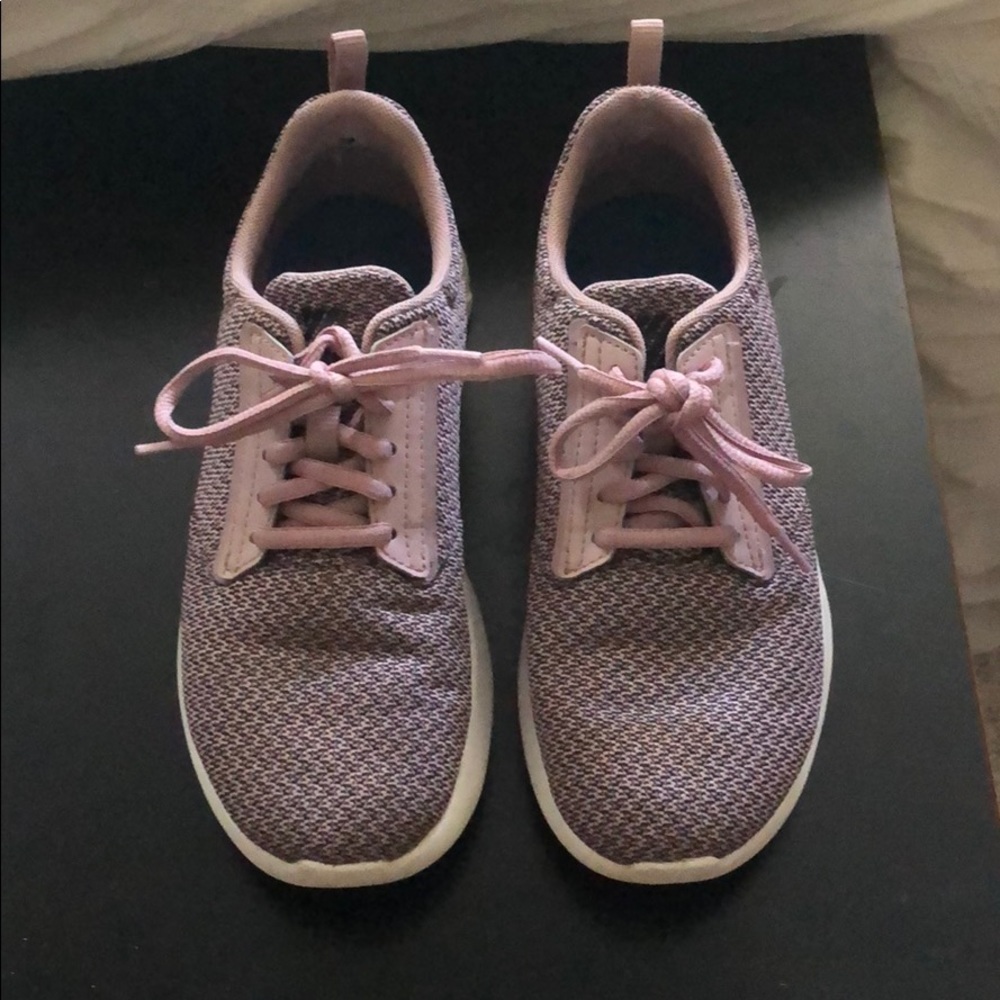 Tennis shoes